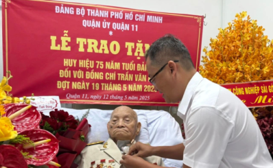 (NLĐO) Trao Huy hiệu 75 năm tuổi Đảng cho Đảng viên 95 tuổi